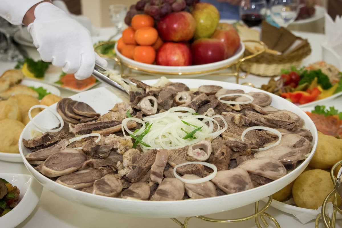 Казахская кухня — мясо, молоко и степные традиции