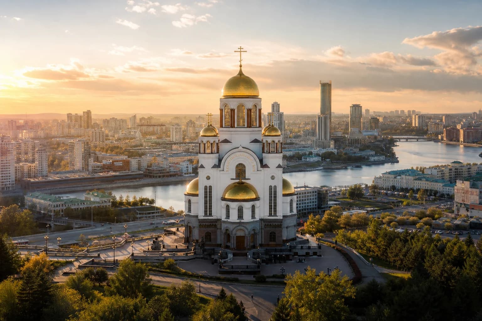 Достопримечательности Екатеринбурга — от Храма на Крови до смотровой «Высоцкий»